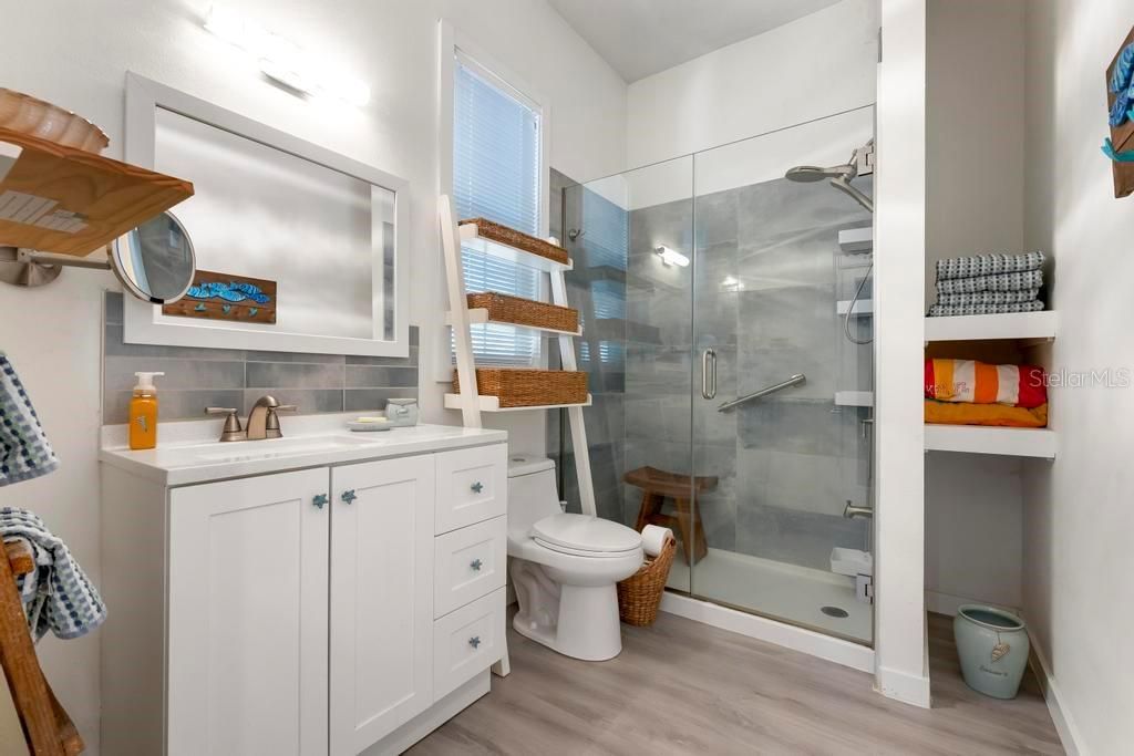 待售: $237,000 (2 贝兹, 1 浴室, 704 平方英尺)