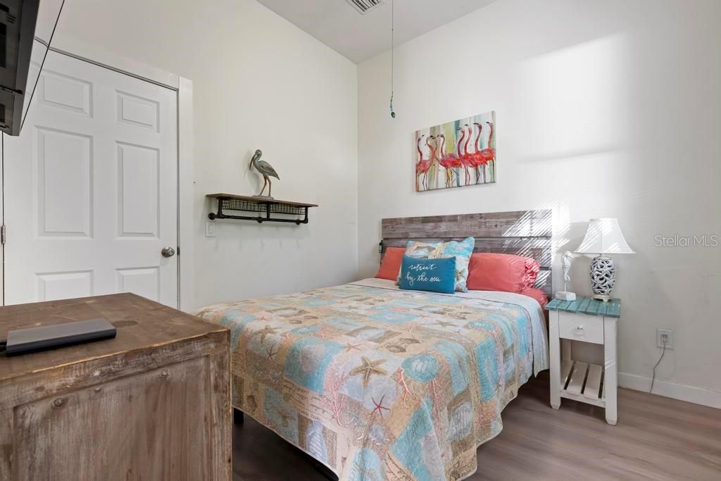 待售: $237,000 (2 贝兹, 1 浴室, 704 平方英尺)