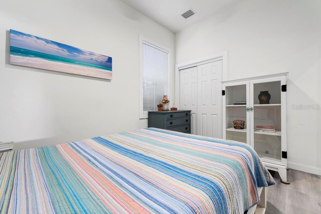 待售: $237,000 (2 贝兹, 1 浴室, 704 平方英尺)