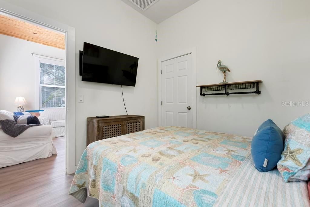 待售: $237,000 (2 贝兹, 1 浴室, 704 平方英尺)