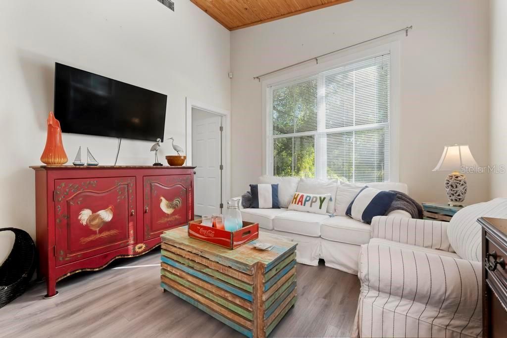 待售: $237,000 (2 贝兹, 1 浴室, 704 平方英尺)