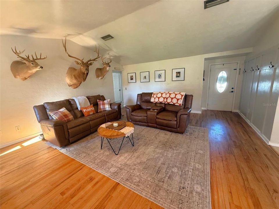 Activo con contrato: $249,500 (3 camas, 2 baños, 1372 Pies cuadrados)