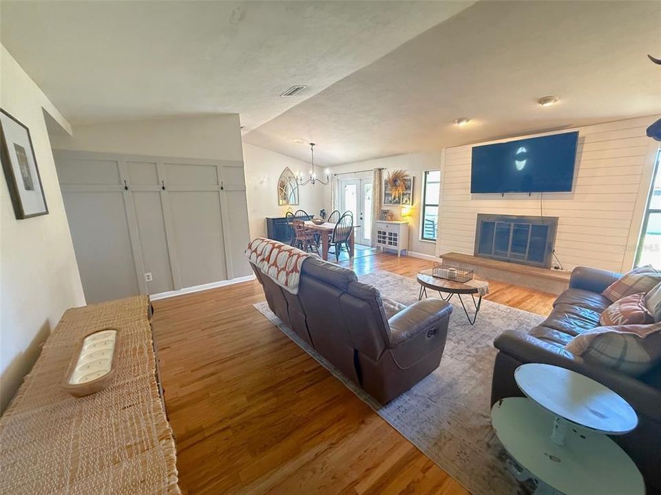 Activo con contrato: $249,500 (3 camas, 2 baños, 1372 Pies cuadrados)