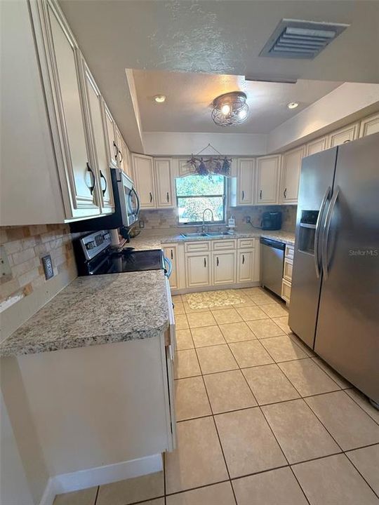 Activo con contrato: $249,500 (3 camas, 2 baños, 1372 Pies cuadrados)