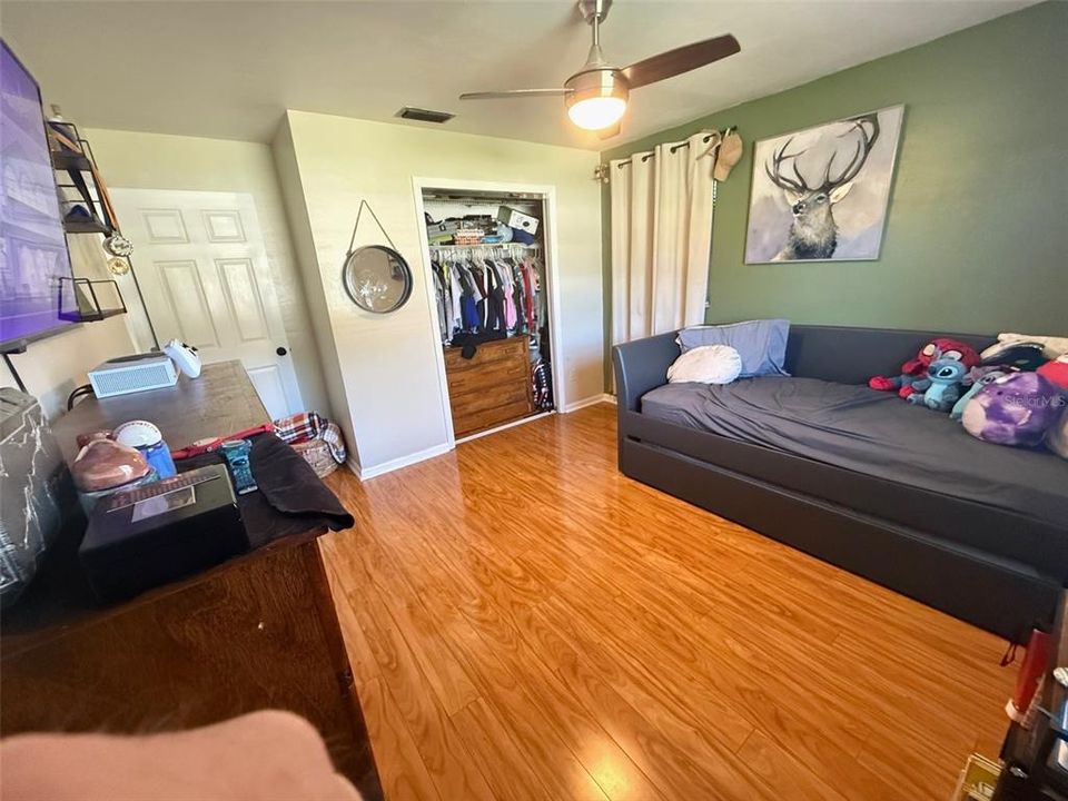 Activo con contrato: $249,500 (3 camas, 2 baños, 1372 Pies cuadrados)