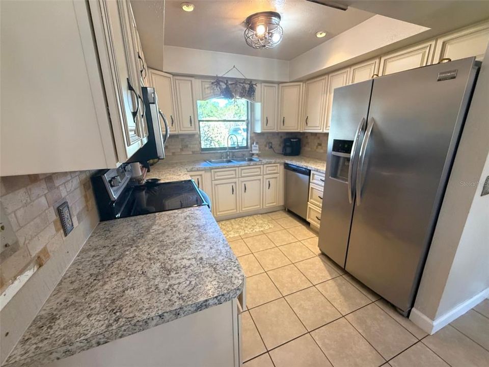 Activo con contrato: $249,500 (3 camas, 2 baños, 1372 Pies cuadrados)