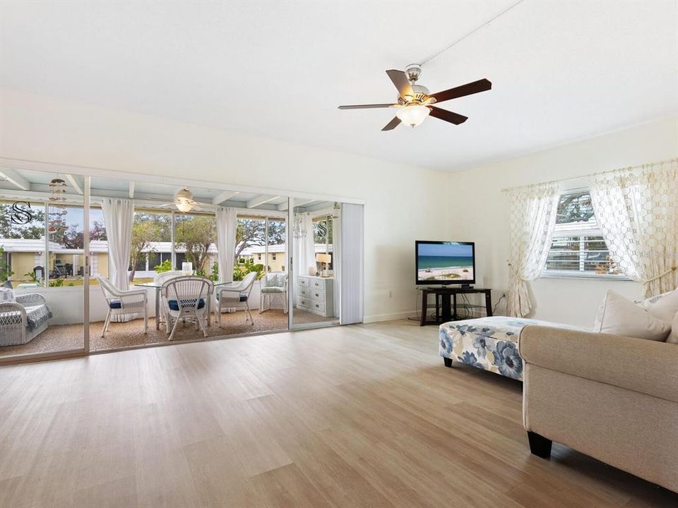 For Sale: $299,000 (2 beds, 2 baths, 1155 Square Feet)