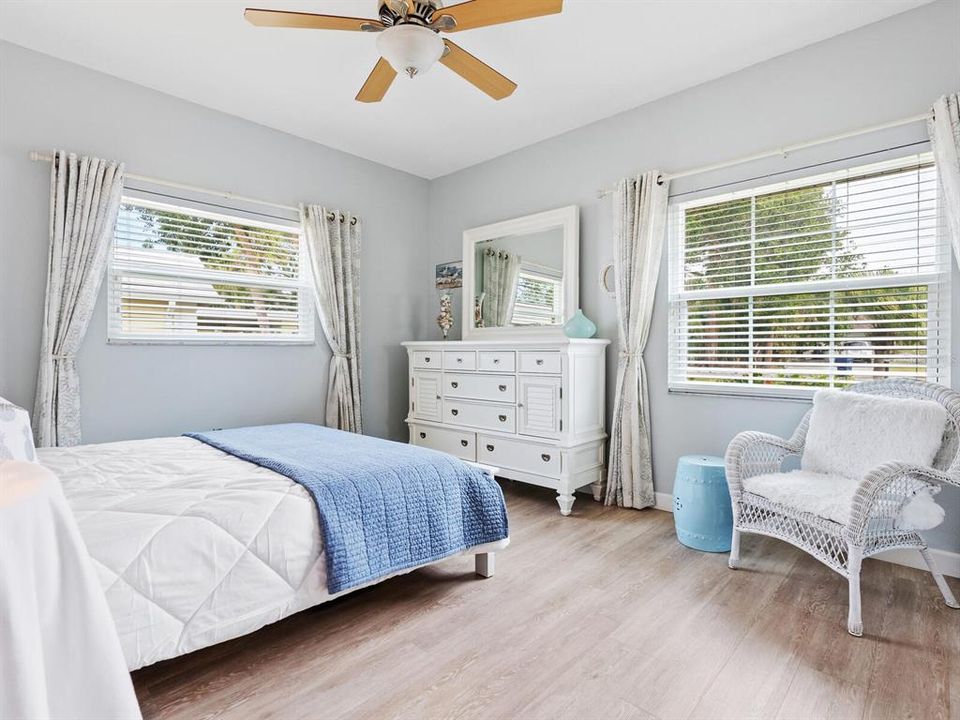 For Sale: $299,000 (2 beds, 2 baths, 1155 Square Feet)