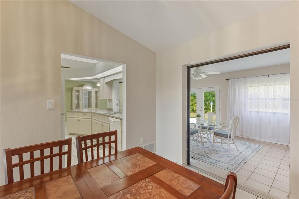 Под контрактом: $209,000 (2 спален, 2 ванн, 1330 Квадратных фут)