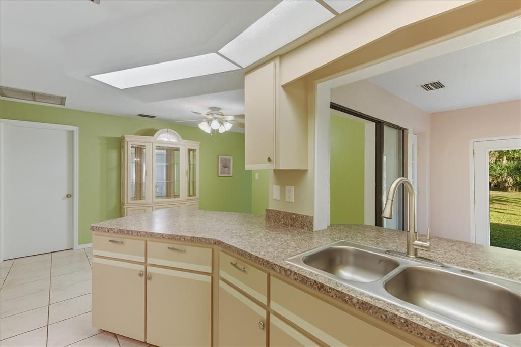 Под контрактом: $209,000 (2 спален, 2 ванн, 1330 Квадратных фут)