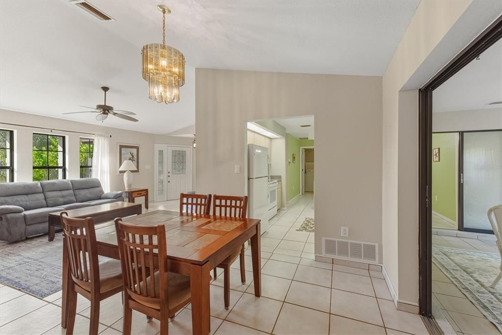 Под контрактом: $209,000 (2 спален, 2 ванн, 1330 Квадратных фут)