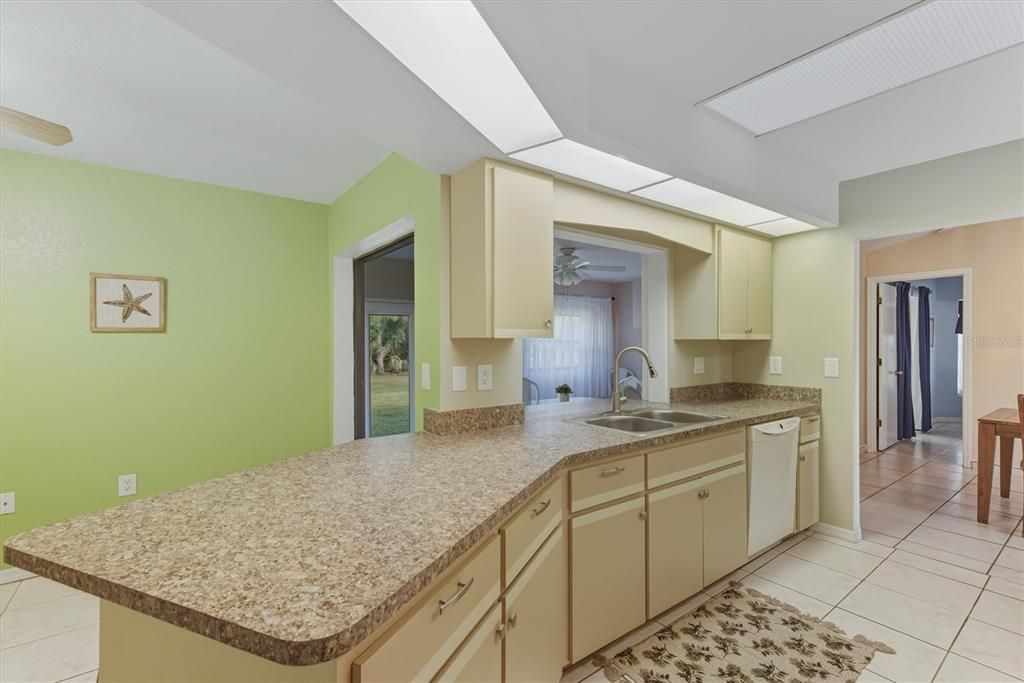 Под контрактом: $209,000 (2 спален, 2 ванн, 1330 Квадратных фут)