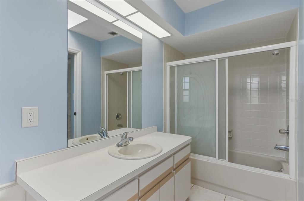 Под контрактом: $209,000 (2 спален, 2 ванн, 1330 Квадратных фут)