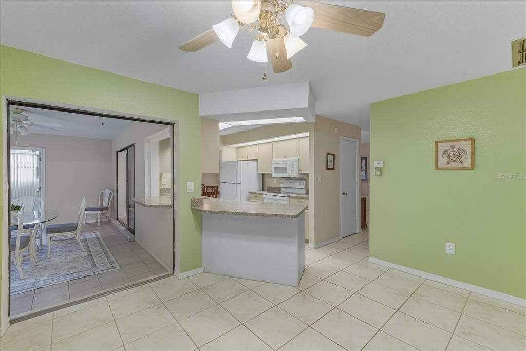 Под контрактом: $209,000 (2 спален, 2 ванн, 1330 Квадратных фут)