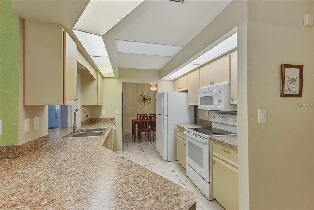 Под контрактом: $209,000 (2 спален, 2 ванн, 1330 Квадратных фут)