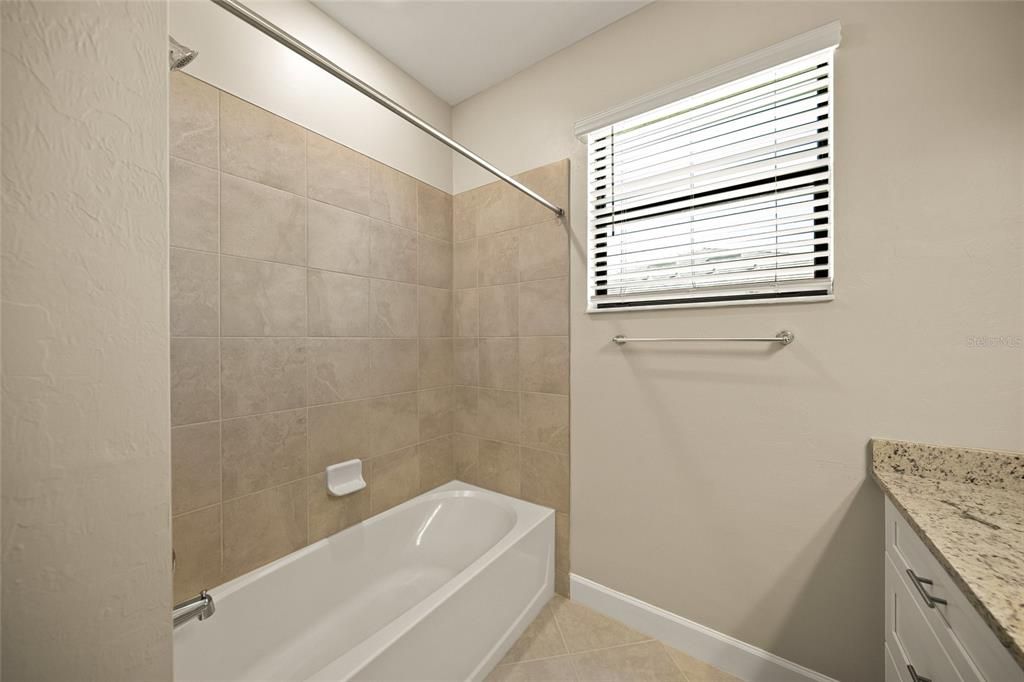 Activo con contrato: $344,000 (3 camas, 2 baños, 1887 Pies cuadrados)