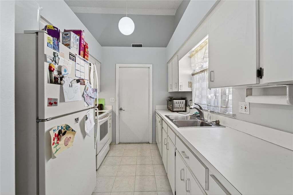 Active With Contract: $350,000 (3 beds, 2 baths, 1149 Square Feet)