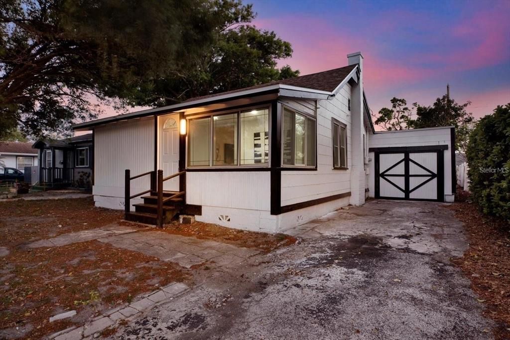 For Rent: $2,149 (2 beds, 1 baths, 775 Square Feet)