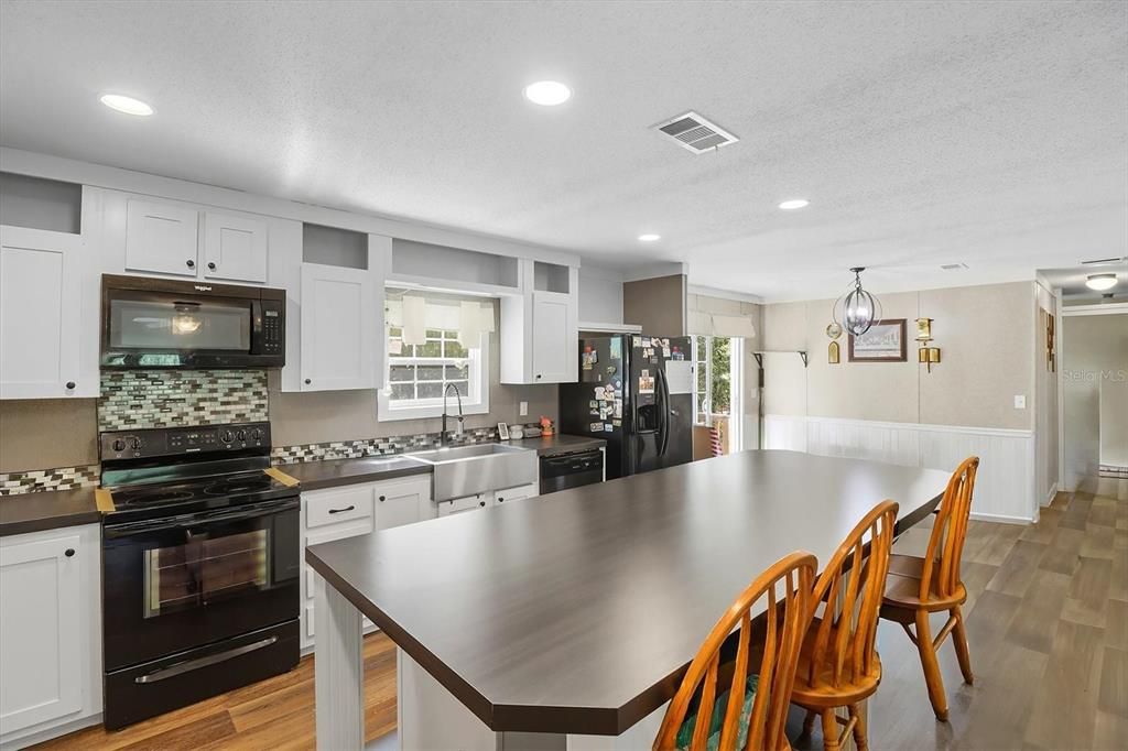 For Sale: $219,900 (3 beds, 2 baths, 1456 Square Feet)