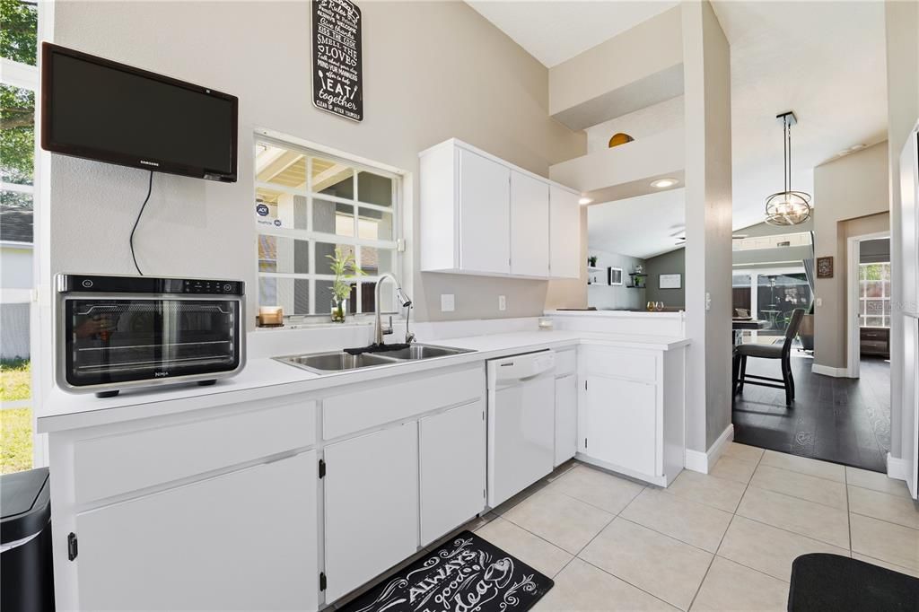 Под контрактом: $369,000 (3 спален, 2 ванн, 1468 Квадратных фут)