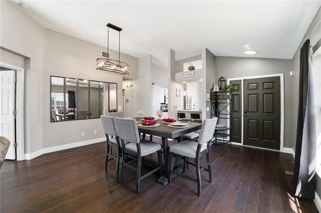 Под контрактом: $369,000 (3 спален, 2 ванн, 1468 Квадратных фут)