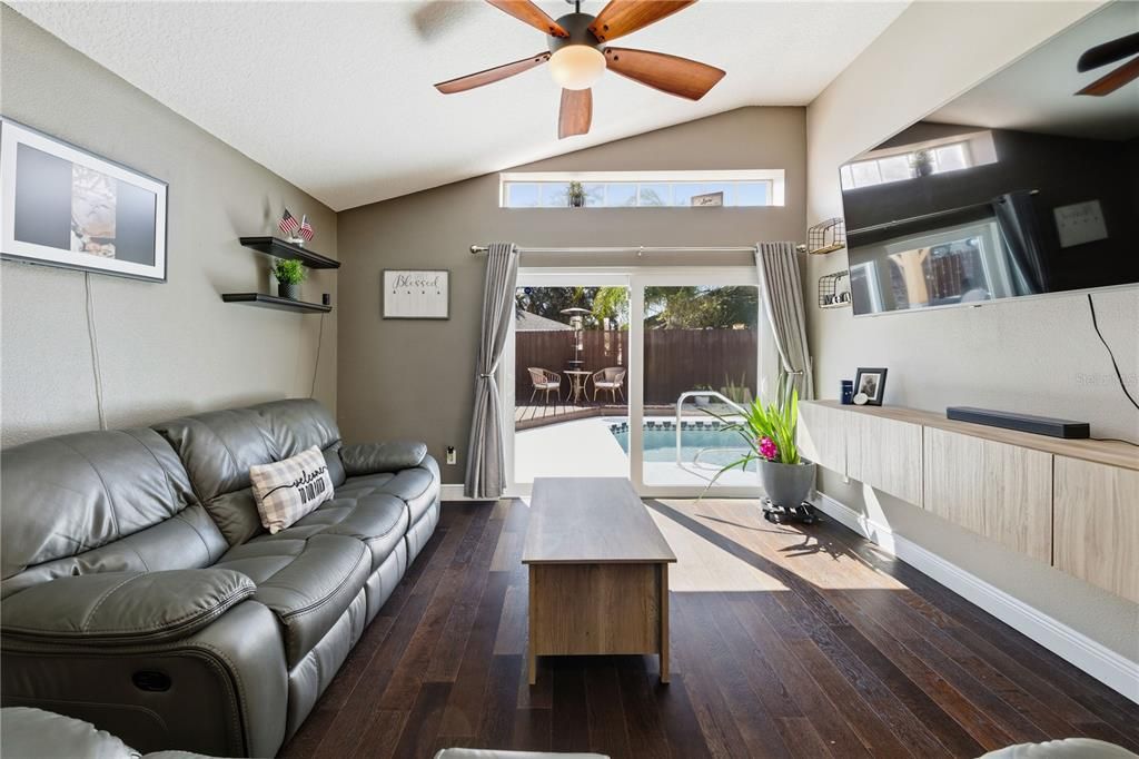 Под контрактом: $369,000 (3 спален, 2 ванн, 1468 Квадратных фут)