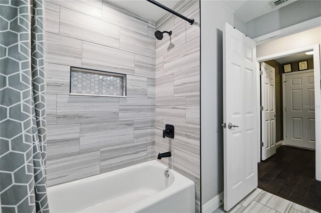 Под контрактом: $369,000 (3 спален, 2 ванн, 1468 Квадратных фут)