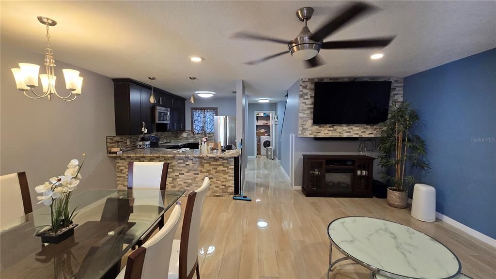 En Renta: $2,050 (3 camas, 3 baños, 1922 Pies cuadrados)