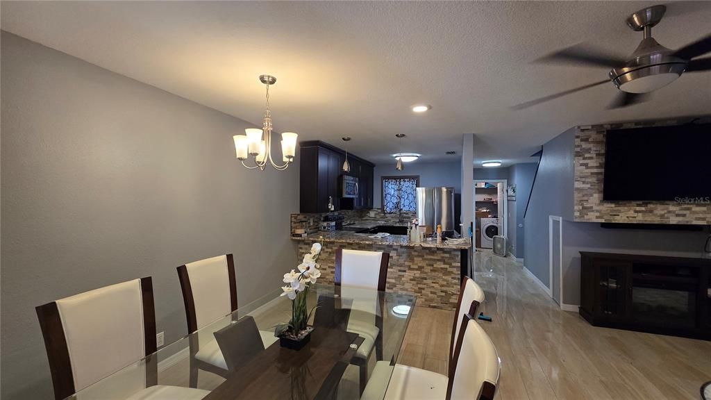 En Renta: $2,050 (3 camas, 3 baños, 1922 Pies cuadrados)