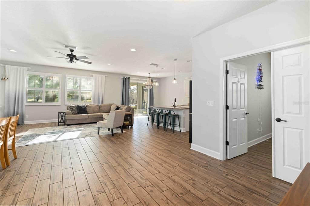 待售: $530,000 (5 贝兹, 2 浴室, 2359 平方英尺)