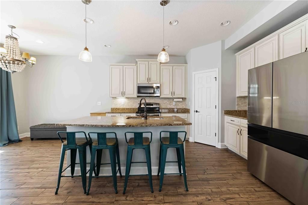 待售: $530,000 (5 贝兹, 2 浴室, 2359 平方英尺)