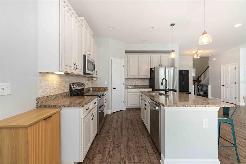 待售: $530,000 (5 贝兹, 2 浴室, 2359 平方英尺)