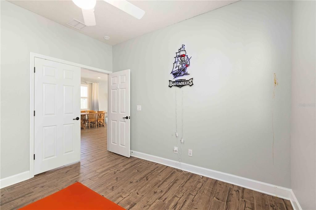 待售: $530,000 (5 贝兹, 2 浴室, 2359 平方英尺)