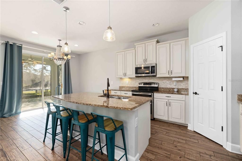 待售: $530,000 (5 贝兹, 2 浴室, 2359 平方英尺)