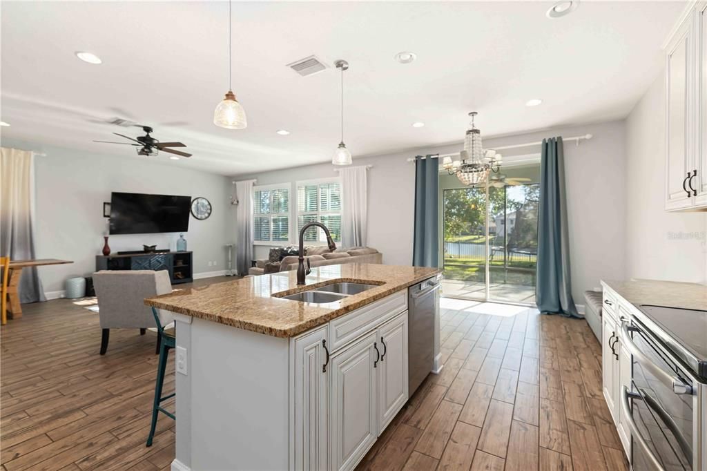 待售: $530,000 (5 贝兹, 2 浴室, 2359 平方英尺)