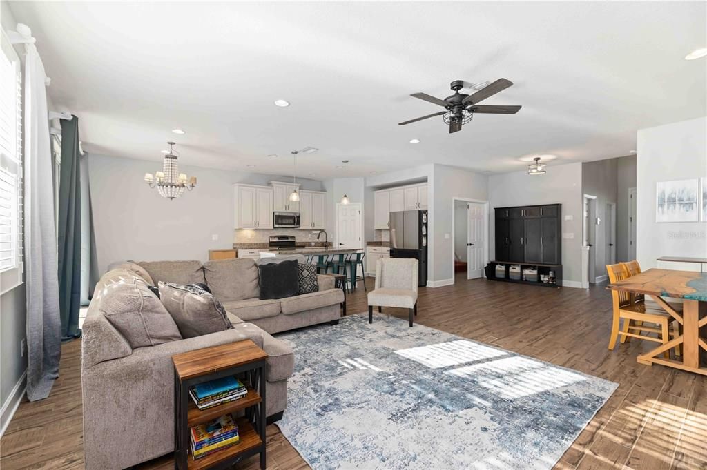 待售: $530,000 (5 贝兹, 2 浴室, 2359 平方英尺)