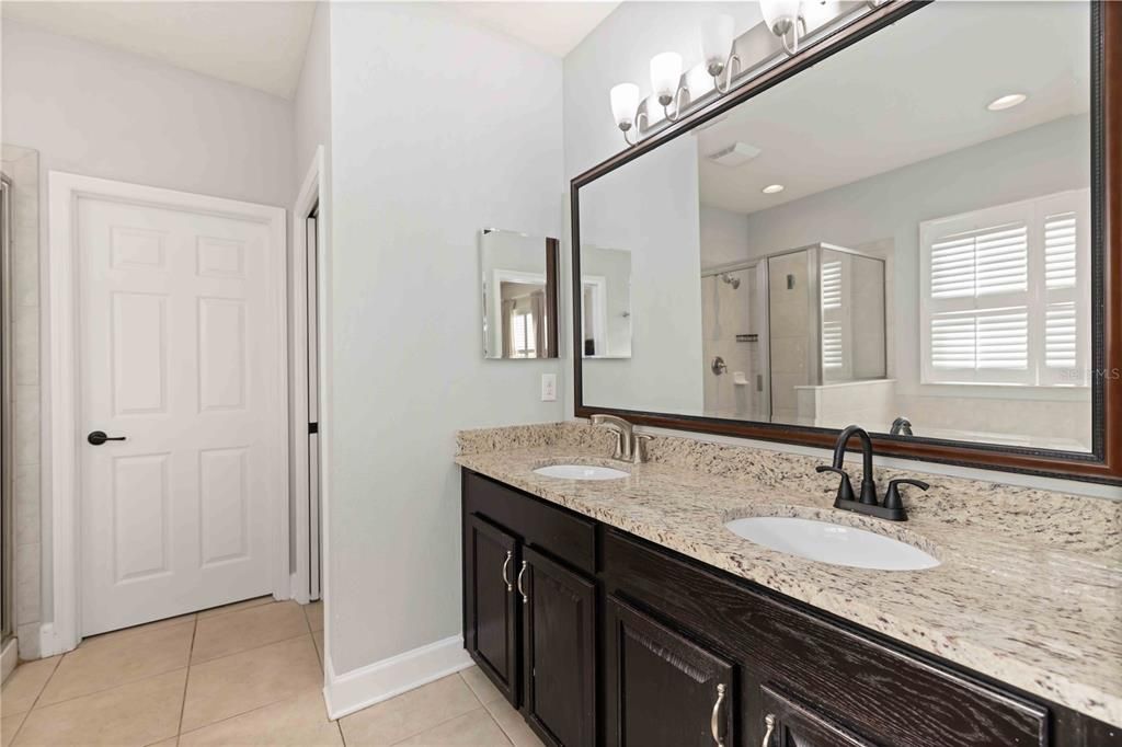 待售: $530,000 (5 贝兹, 2 浴室, 2359 平方英尺)