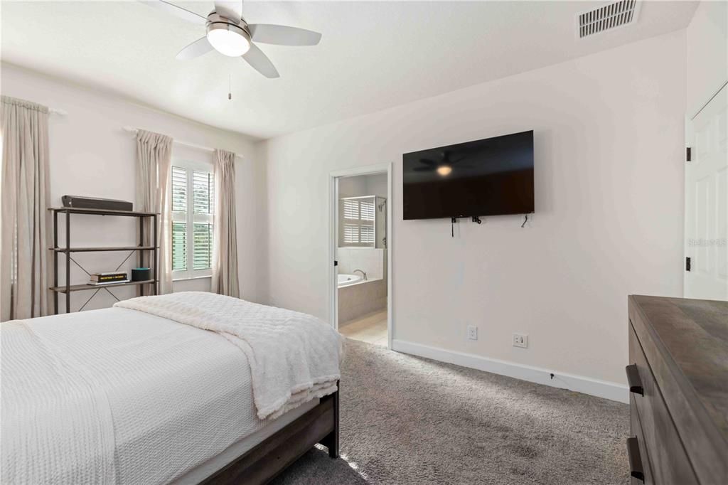 待售: $530,000 (5 贝兹, 2 浴室, 2359 平方英尺)