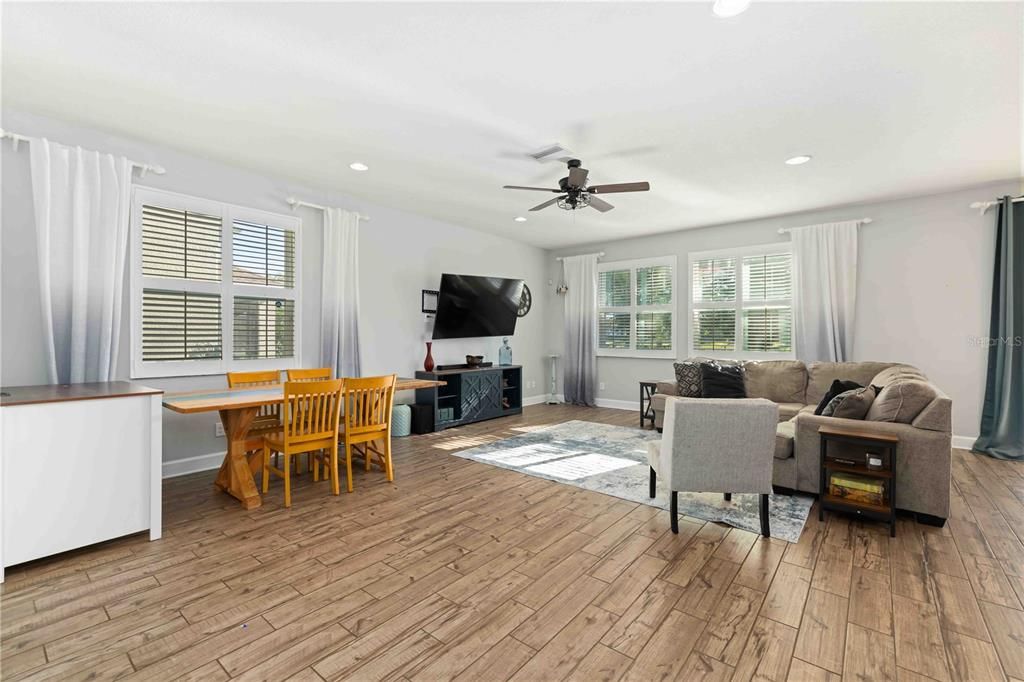 待售: $530,000 (5 贝兹, 2 浴室, 2359 平方英尺)