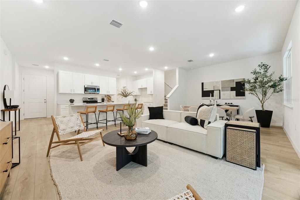 Под контрактом: $359,999 (4 спален, 2 ванн, 1860 Квадратных фут)