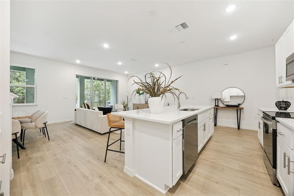 Под контрактом: $359,999 (4 спален, 2 ванн, 1860 Квадратных фут)