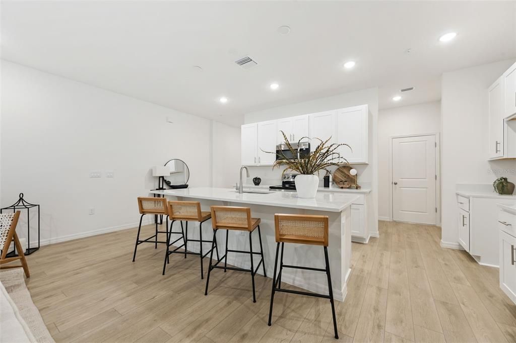 Под контрактом: $359,999 (4 спален, 2 ванн, 1860 Квадратных фут)