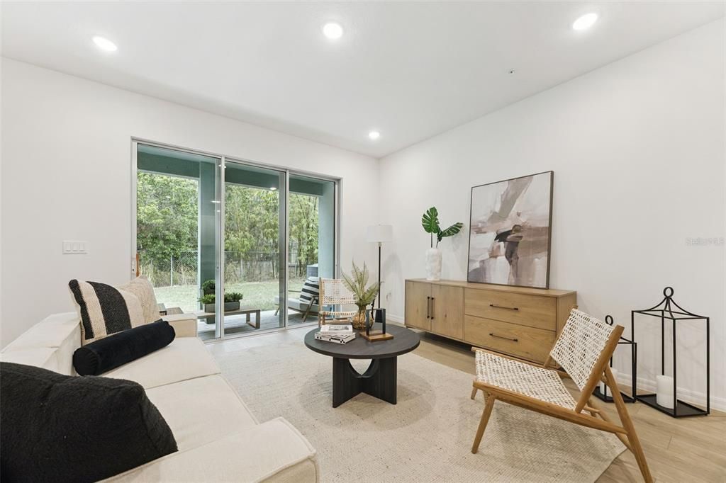 Под контрактом: $359,999 (4 спален, 2 ванн, 1860 Квадратных фут)