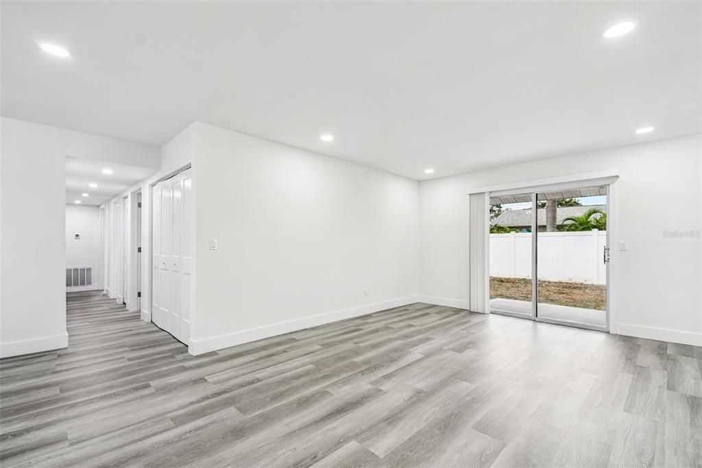 合同活跃: $554,999 (5 贝兹, 3 浴室, 1758 平方英尺)