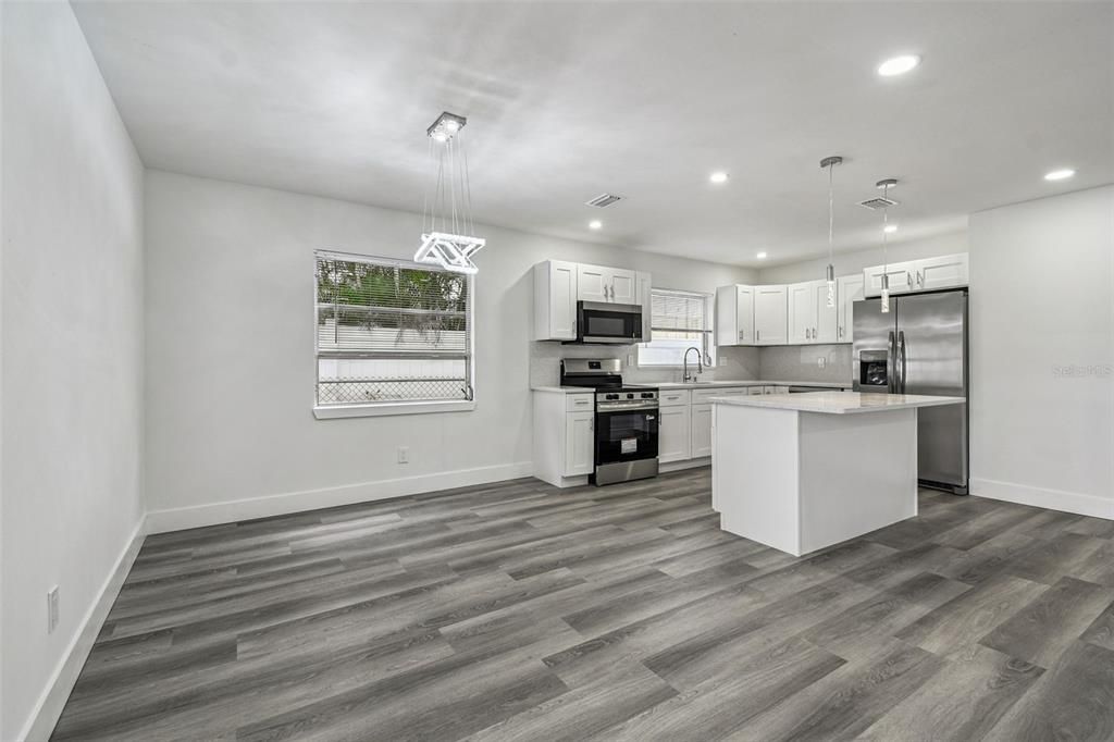 合同活跃: $554,999 (5 贝兹, 3 浴室, 1758 平方英尺)