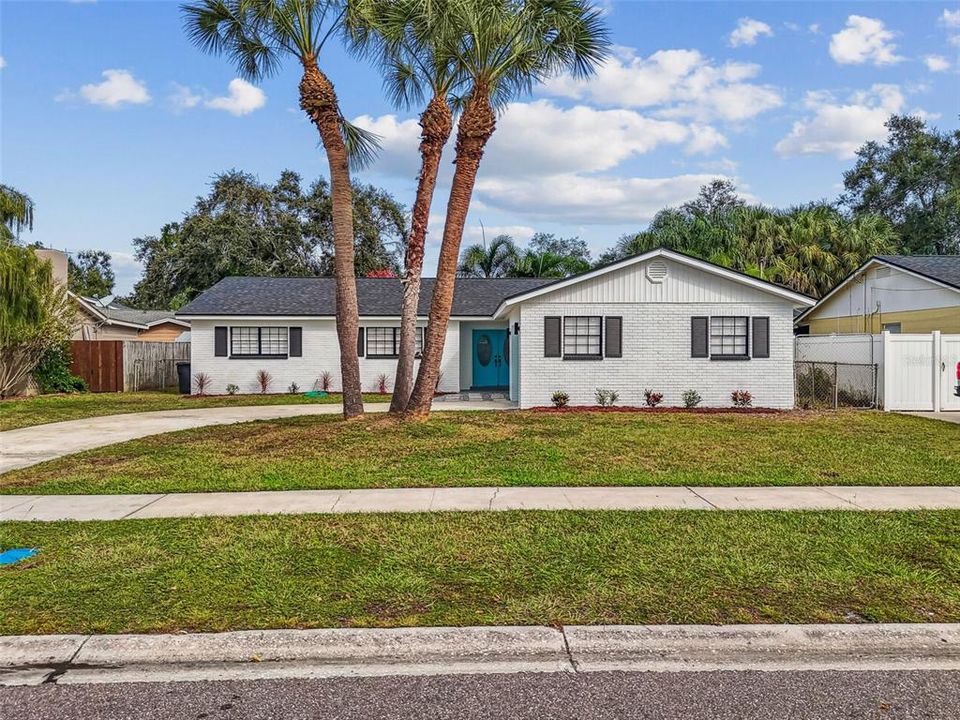 合同活跃: $554,999 (5 贝兹, 3 浴室, 1758 平方英尺)