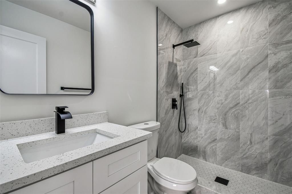 合同活跃: $554,999 (5 贝兹, 3 浴室, 1758 平方英尺)