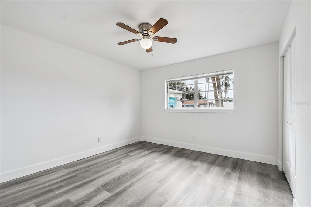 合同活跃: $554,999 (5 贝兹, 3 浴室, 1758 平方英尺)