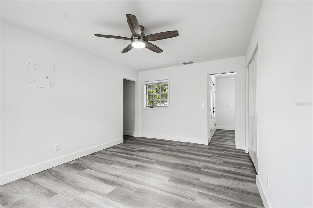 合同活跃: $554,999 (5 贝兹, 3 浴室, 1758 平方英尺)