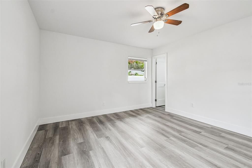 合同活跃: $554,999 (5 贝兹, 3 浴室, 1758 平方英尺)